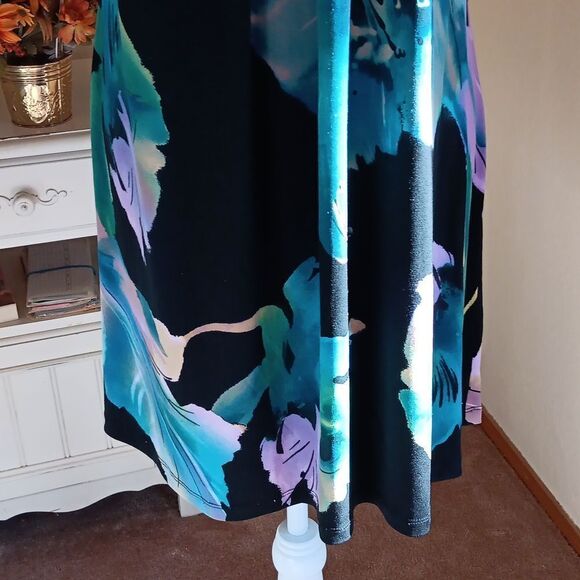 Enfocus Studio Dark Floral Shift Dress - Picture 3 of 11